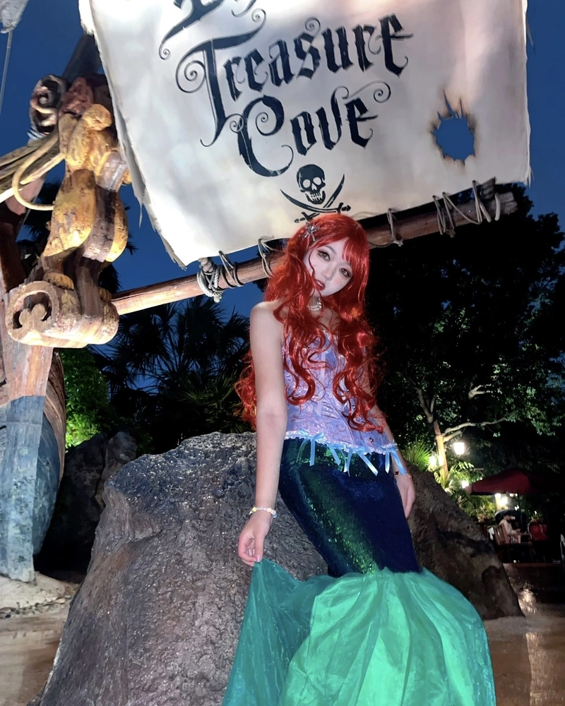 Nữ cosplay nàng tiên cá dịu dàng ánh mắt long lanh