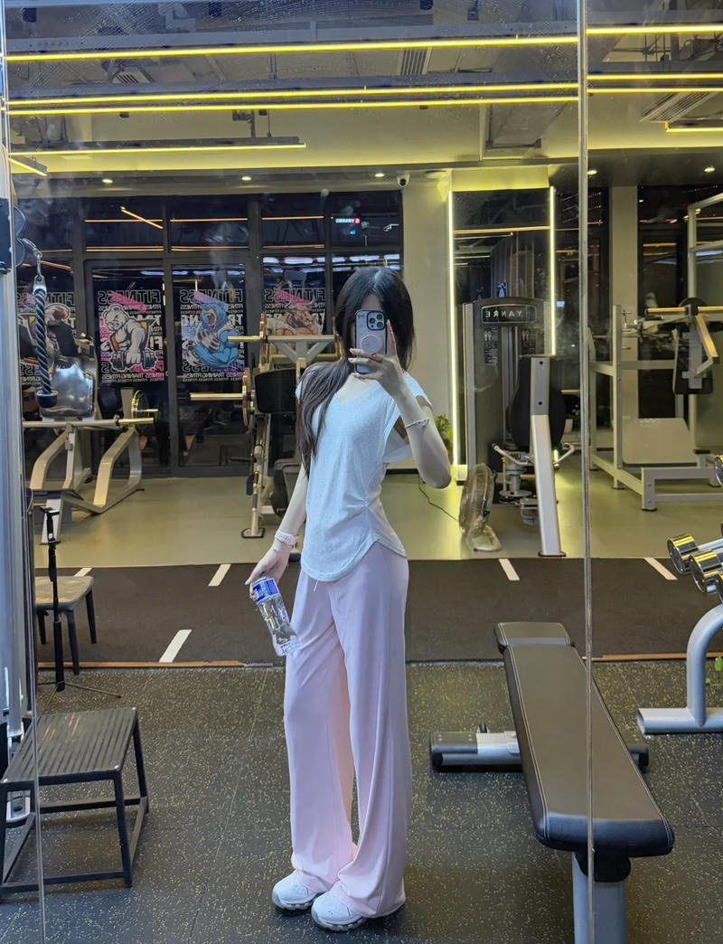 Nữ xinh đẹp tập gym với phong thái tự tin