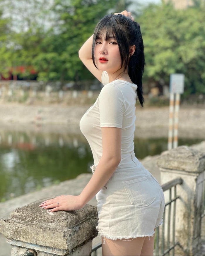 Quỳnh Alee bikini sexy thần thái cuốn hút