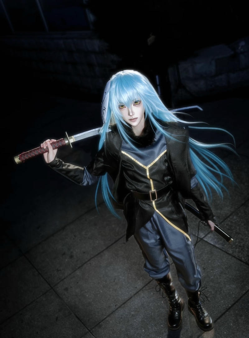 Rimuru cosplay tạo dáng đứng vững chắc