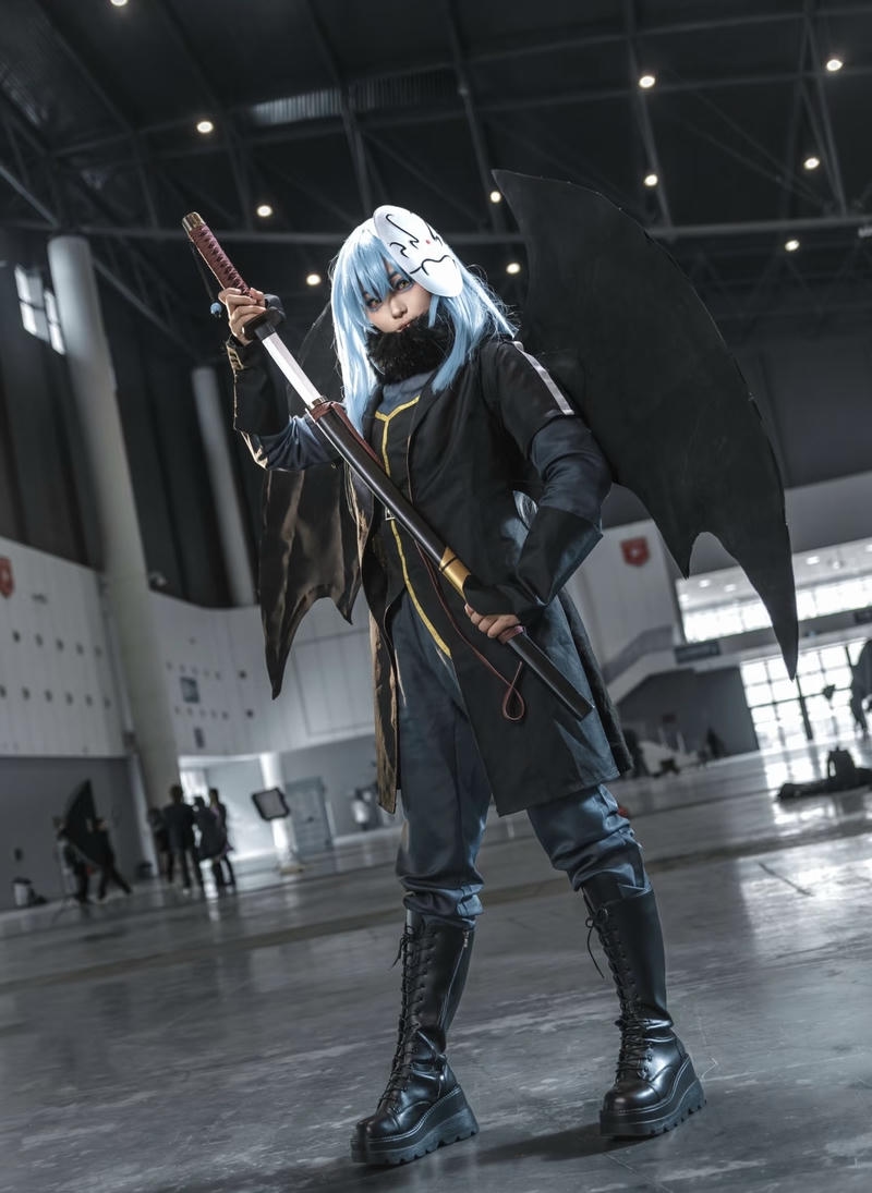 Rimuru cosplay tư thế bước nhanh dứt khoát