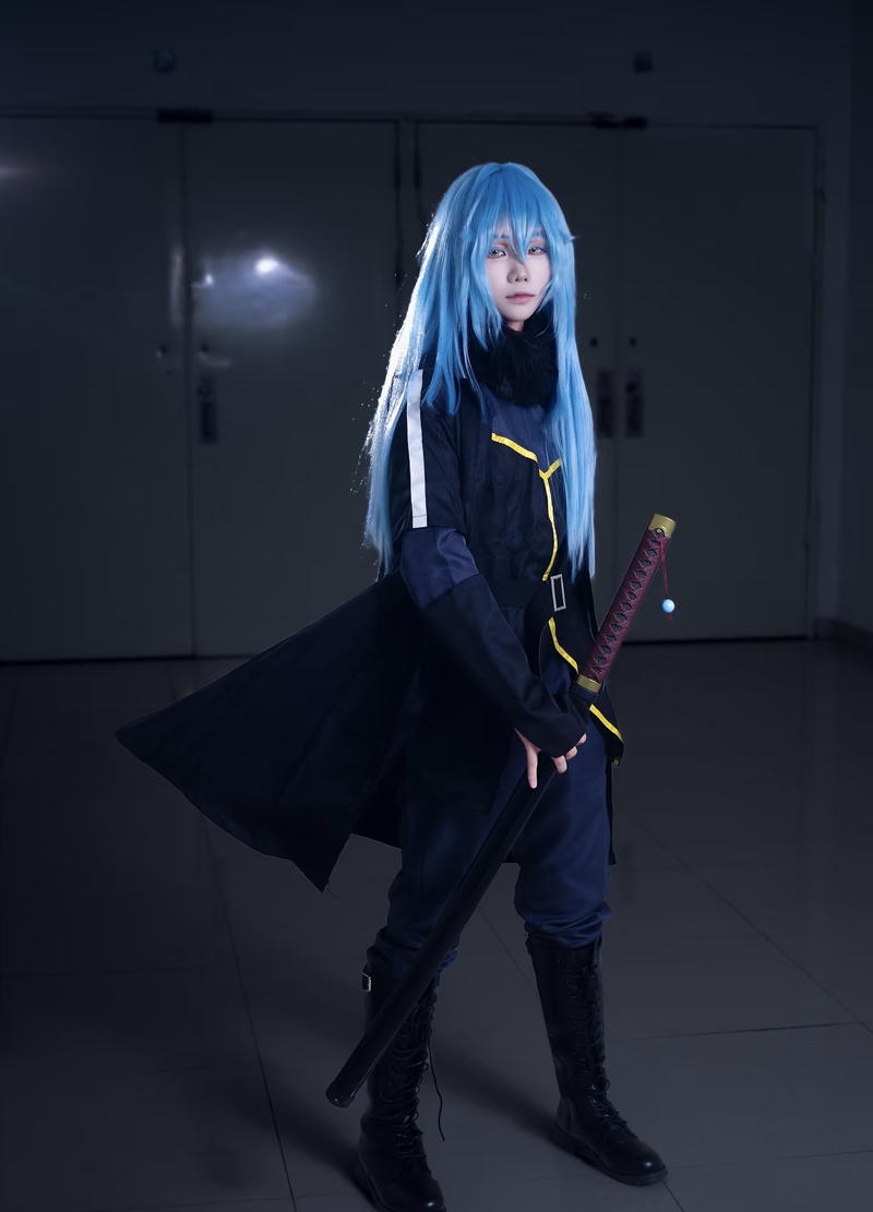 Rimuru cosplay với tư thế xoay nhẹ nhàng