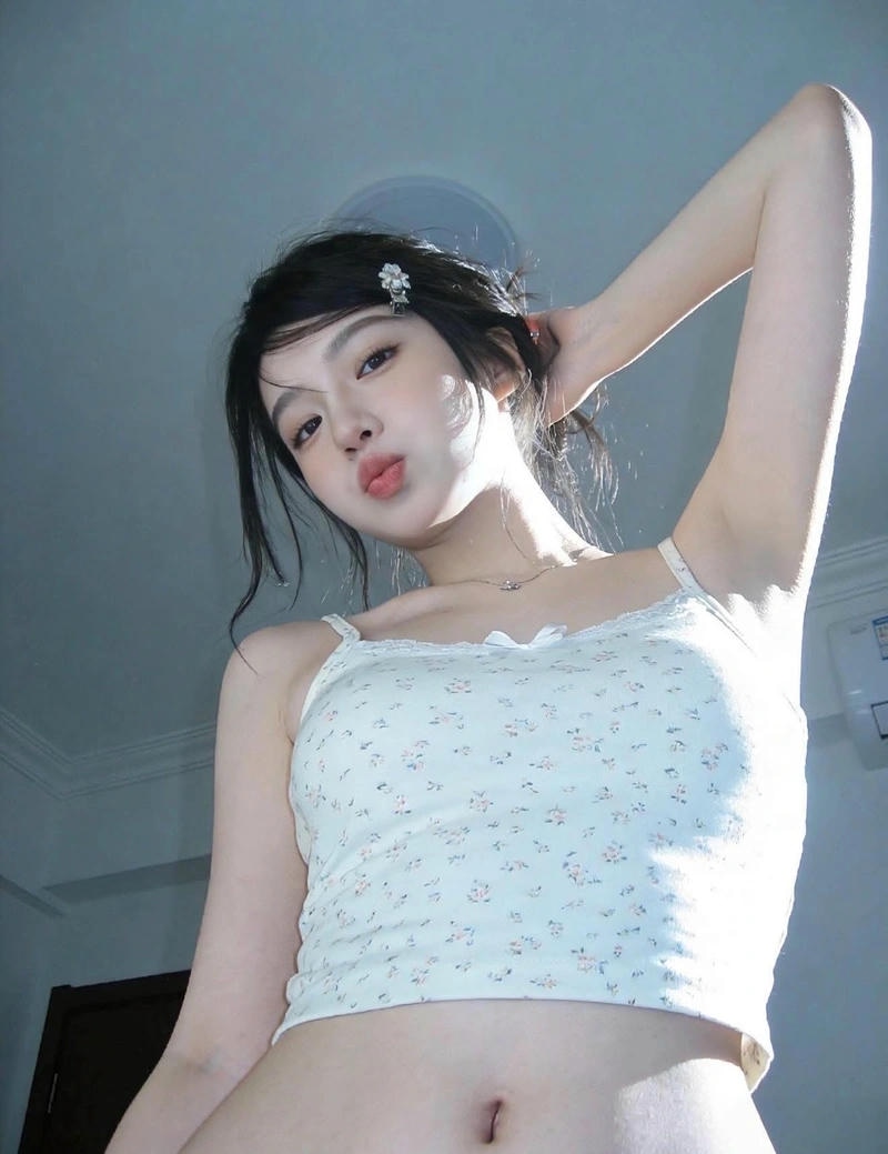 Tạo dáng tự nhiên giúp hotgirl 2k3 thêm nổi bật