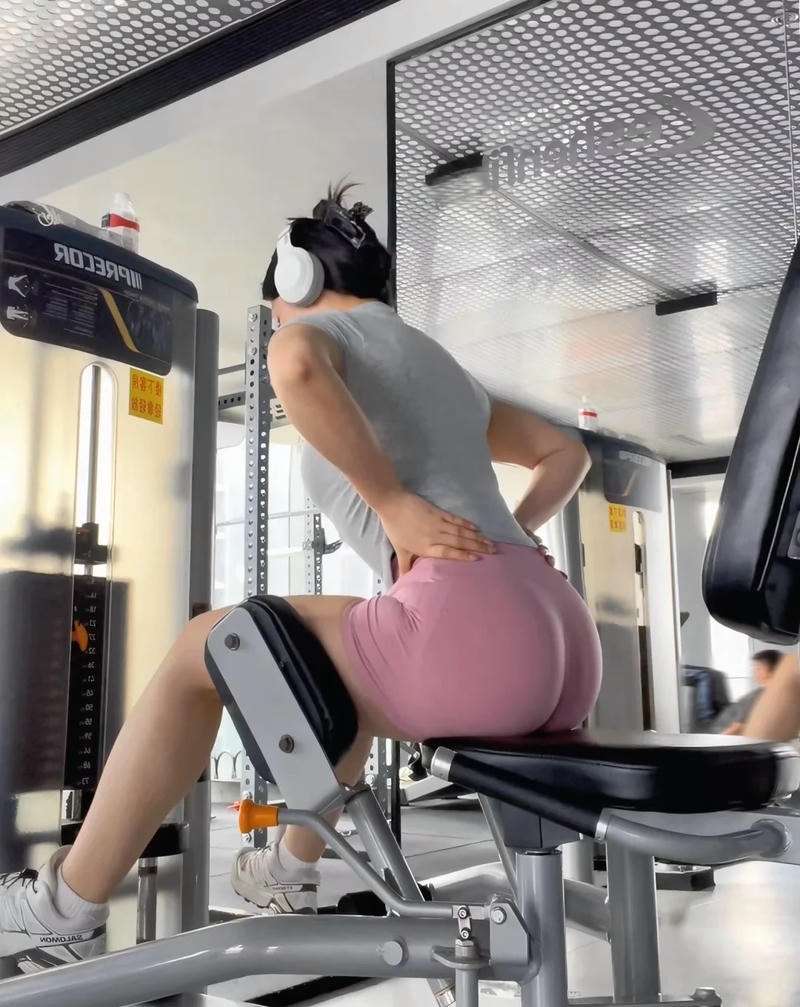 Tạo hình thể thao với outfit gym năng động