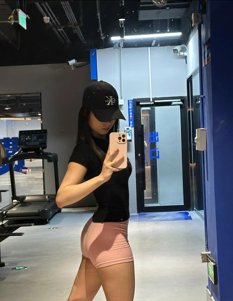 Thần thái tập trung của nữ gymer trong buổi tập