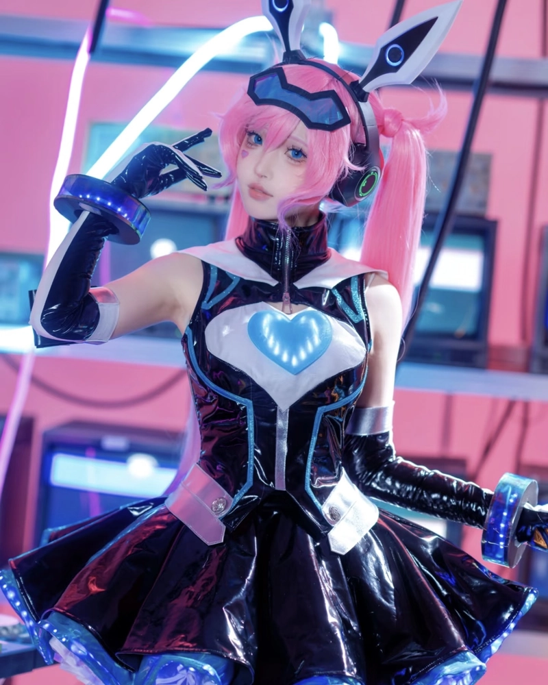 Thiếu nữ cosplay Liên Quân ánh mắt sắc lạnh cuốn hút