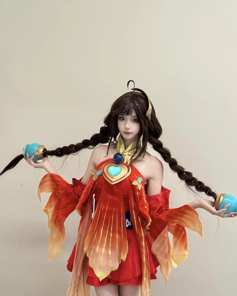 Thiếu nữ cosplay Liên Quân biểu cảm tự tin cuốn hút ánh nhìn
