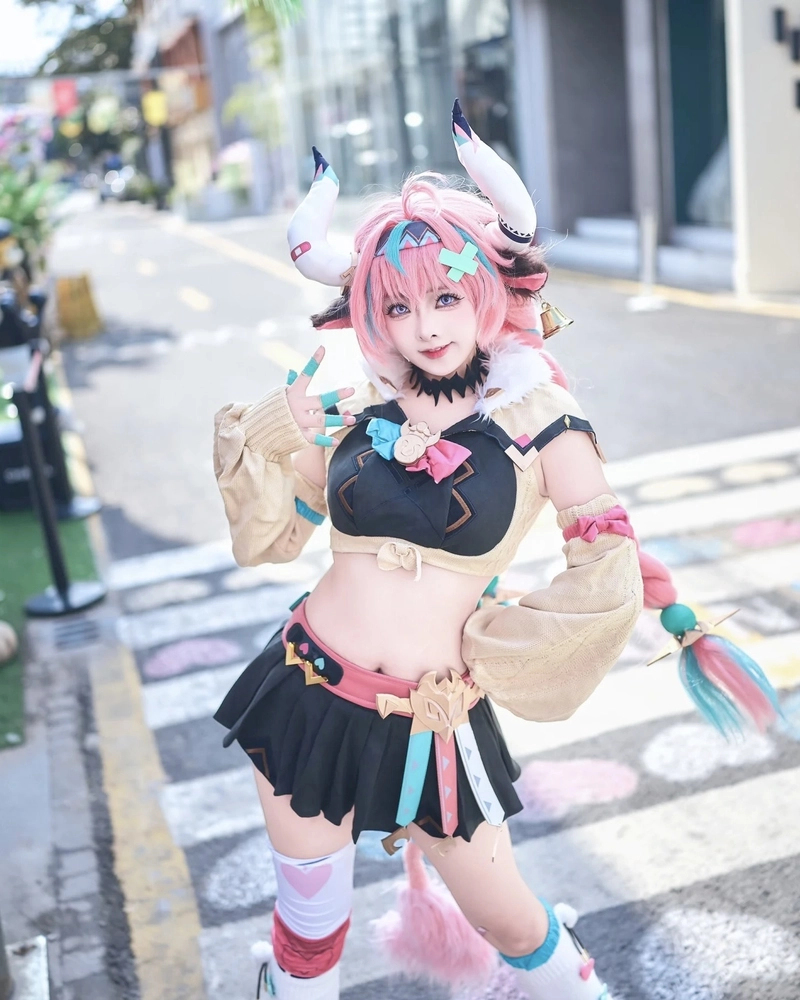 Thiếu nữ cosplay bò sữa phong thái đáng yêu nhẹ nhàng