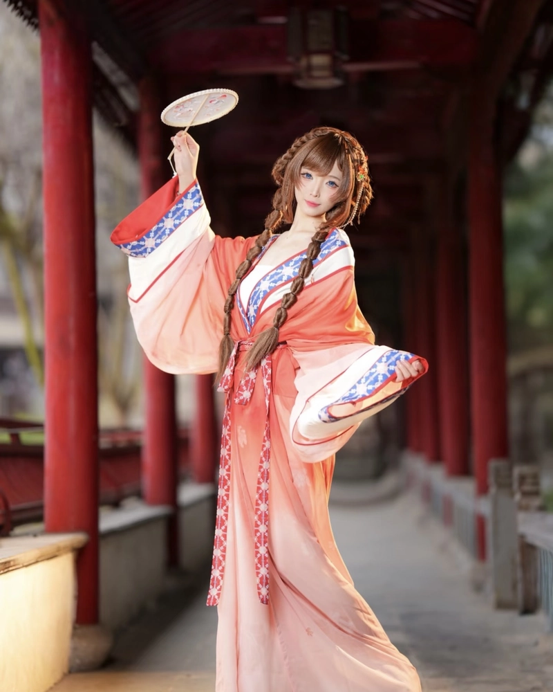 Thiếu nữ cosplay cổ trang với thần thái thanh lịch dịu dàng