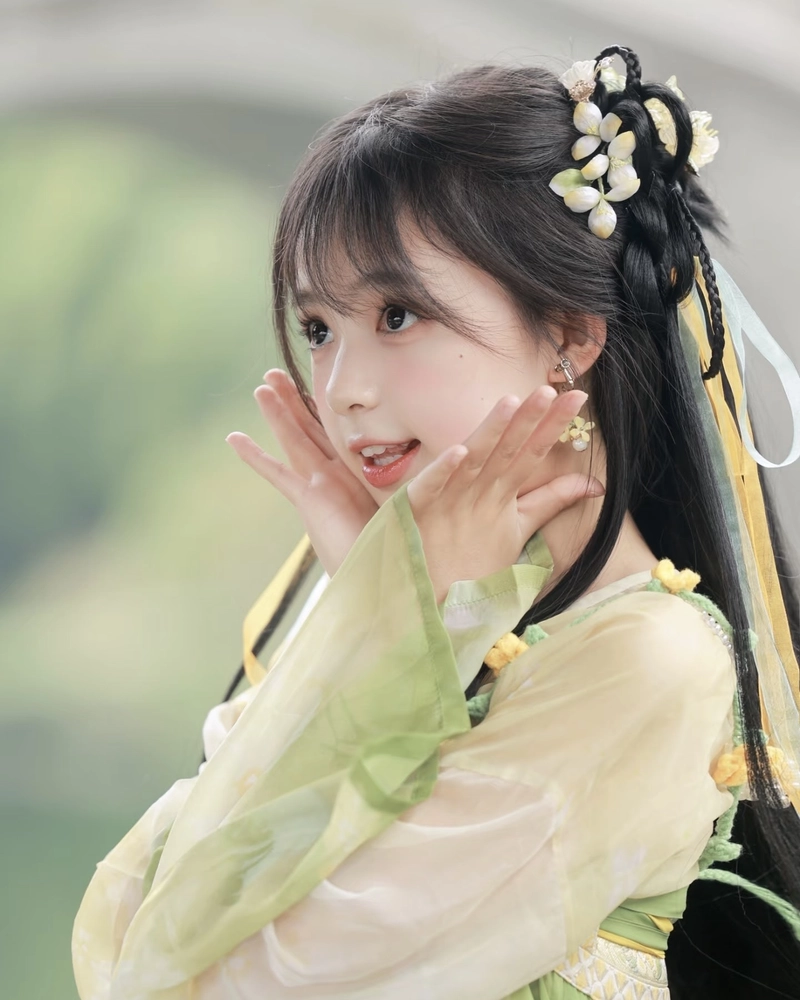 Thiếu nữ cosplay cổ trang với vẻ đẹp thuần khiết dịu dàng