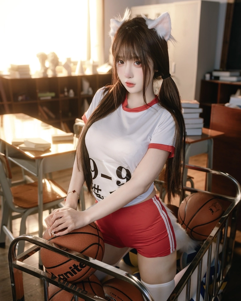 Thiếu nữ cosplay mèo với biểu cảm dễ thương cuốn hút