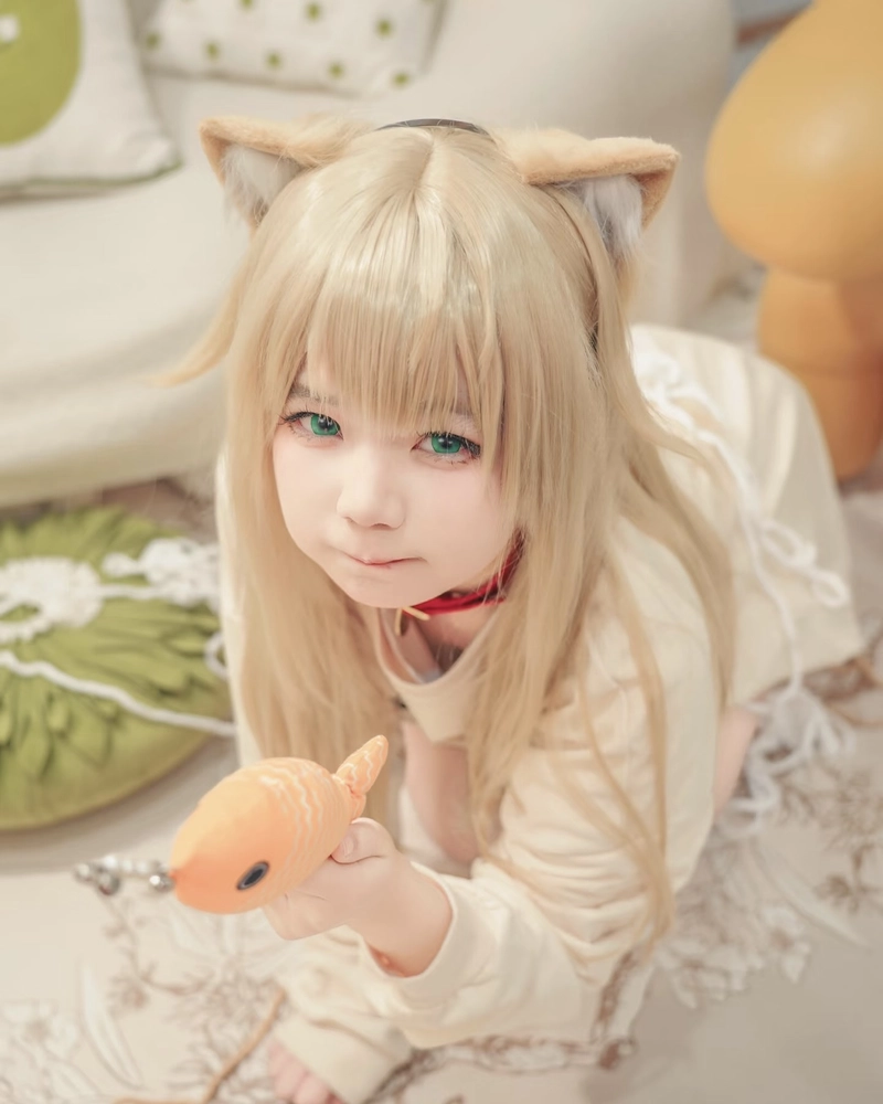 Thiếu nữ cosplay mèo với vẻ ngoài xinh xắn đáng yêu