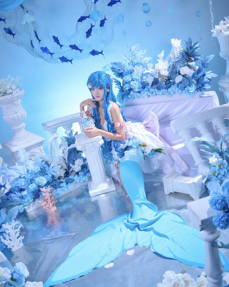 Thiếu nữ cosplay nàng tiên cá ánh mắt long lanh cuốn hút