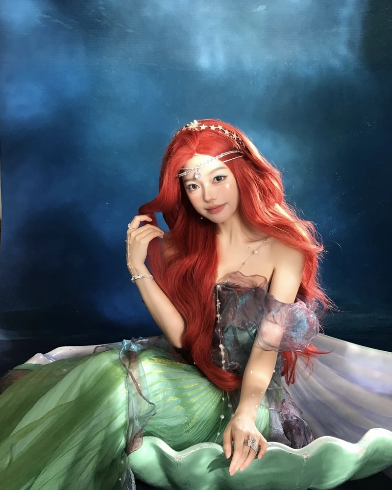 Thiếu nữ cosplay nàng tiên cá biểu cảm đáng yêu nhẹ nhàng