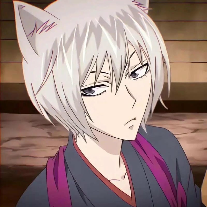 ảnh Tomoe dáng đứng điềm đạm