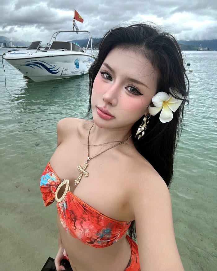 ảnh Xuân Ca sexy sexy bikini đỏ cực nét