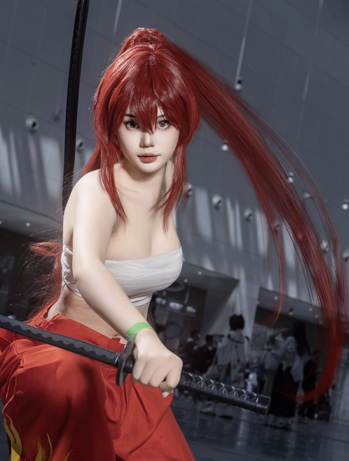 ảnh cosplay erza ngoài trời nhìn rõ chi tiết
