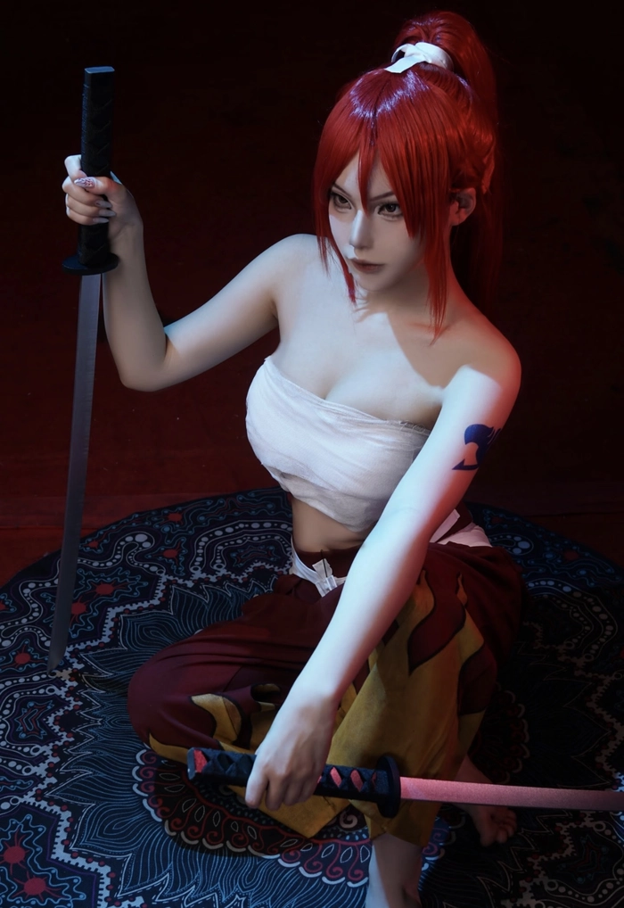 ảnh cosplay erza tạo dáng tự nhiên