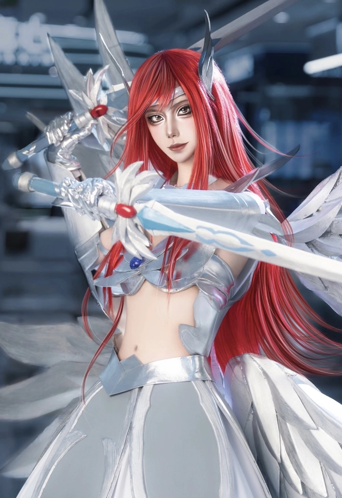 ảnh cosplay erza với màu giáp nổi bật