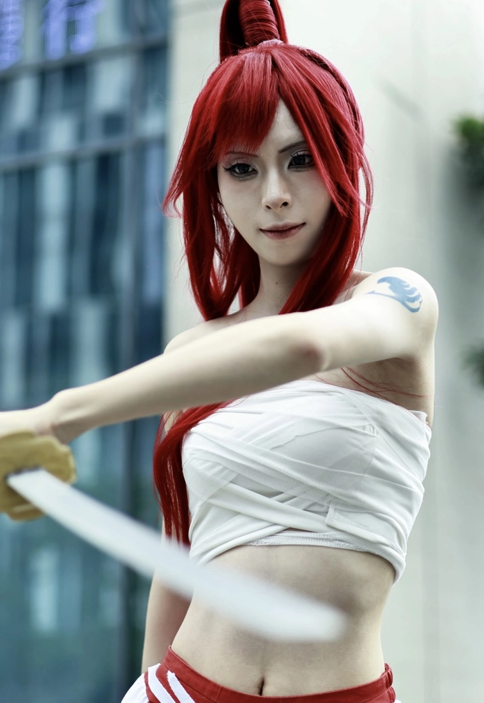 ảnh cosplay erza với nền đơn giản