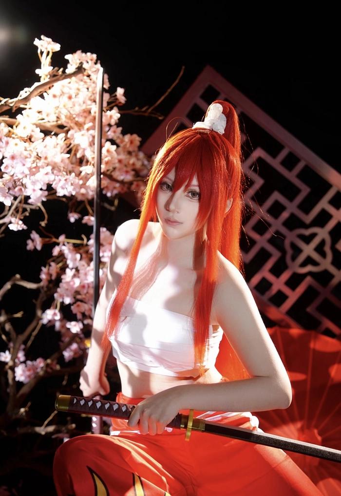 ảnh cosplay erza với trang phục rõ ràng