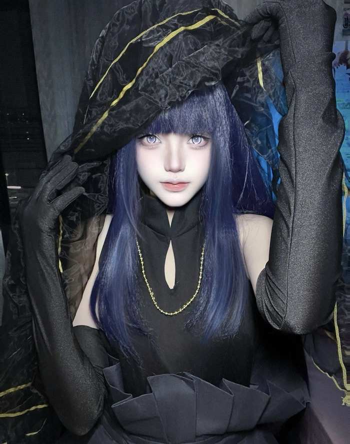 ảnh cosplay hinata với nền đơn giản