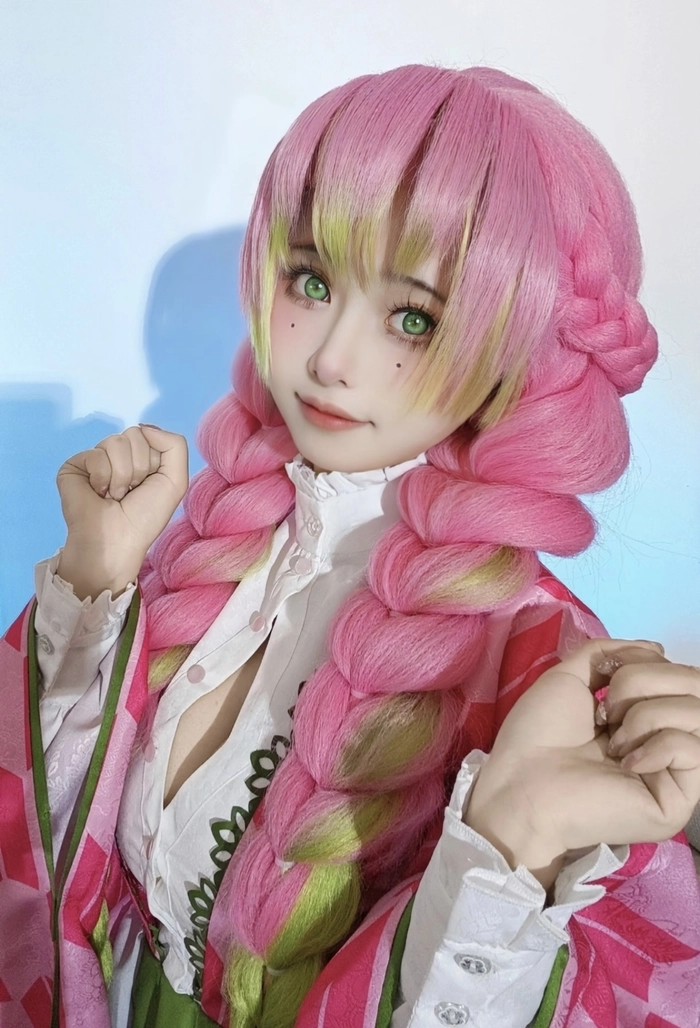 ảnh cosplay kimetsu no yaiba tạo dáng tự nhiên