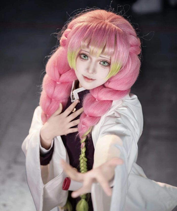 ảnh cosplay kimetsu no yaiba trong không gian đơn giản
