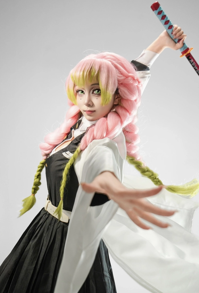 ảnh cosplay kimetsu no yaiba với nền đơn giản