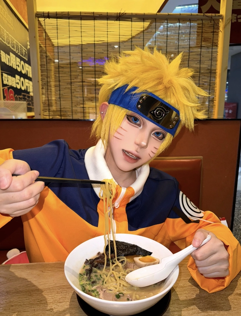 ảnh cosplay naruto với màu áo nổi bật