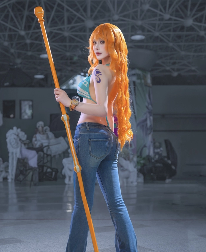ảnh cosplay one piece tạo dáng tự nhiên