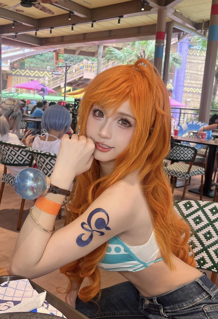 ảnh cosplay one piece trong không gian đơn giản