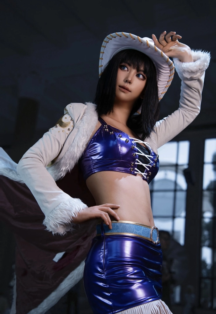 ảnh cosplay one piece với nền đơn giản