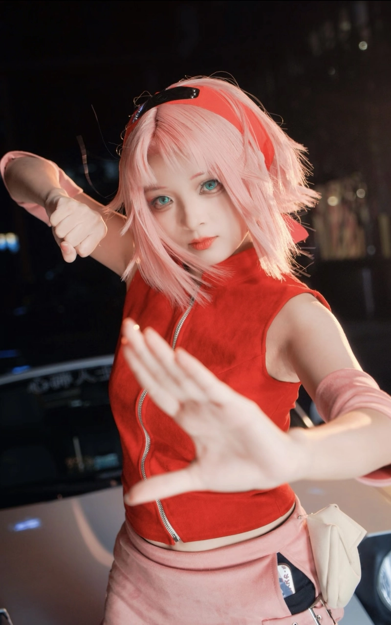 ảnh cosplay sakura trong khung cảnh đơn giản