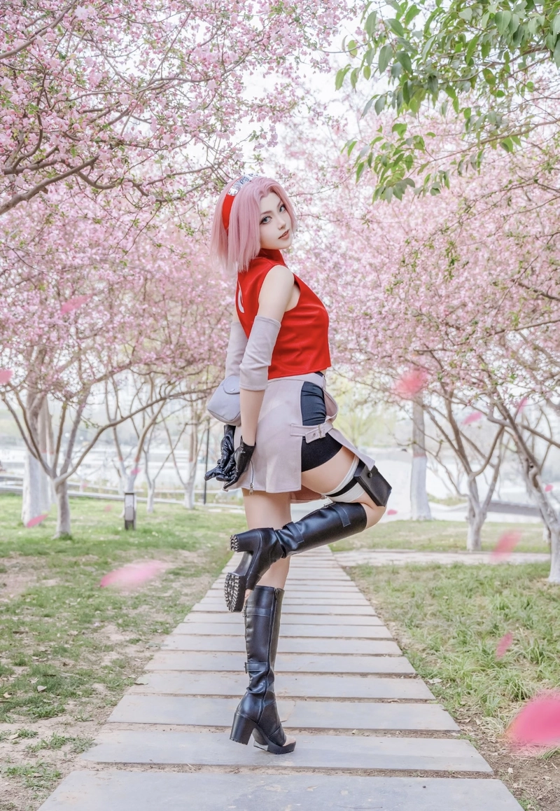 ảnh cosplay sakura với nền sáng rõ