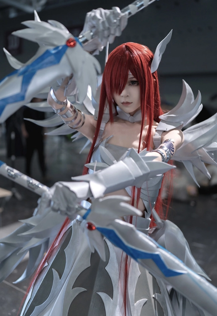 cosplay erza mặc giáp phong cách quen thuộc
