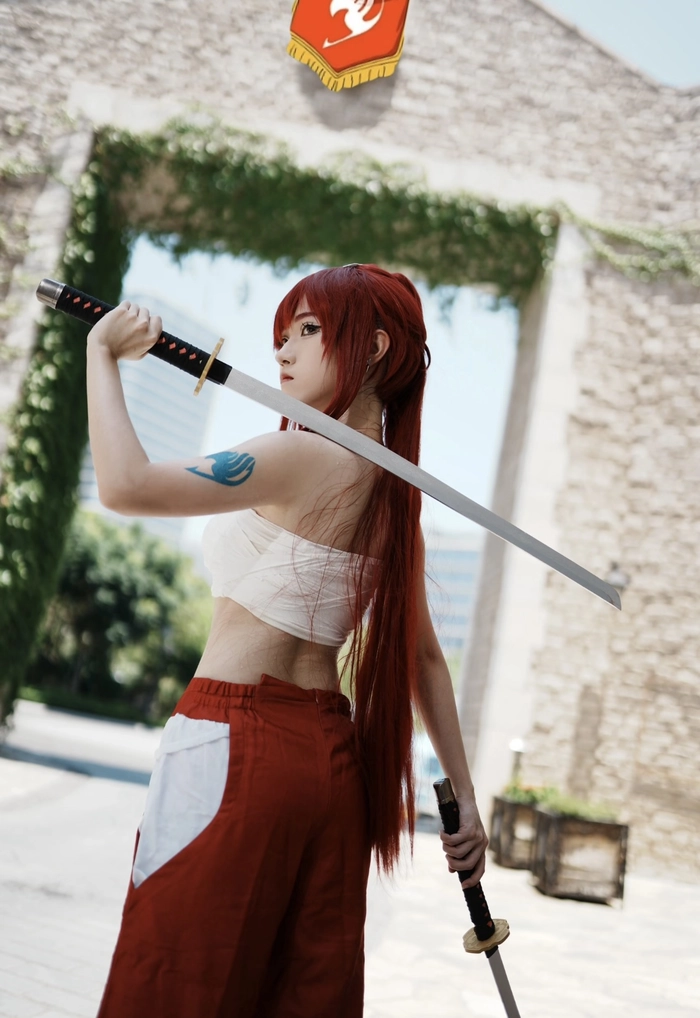 cosplay erza phong cách chiến binh đơn giản