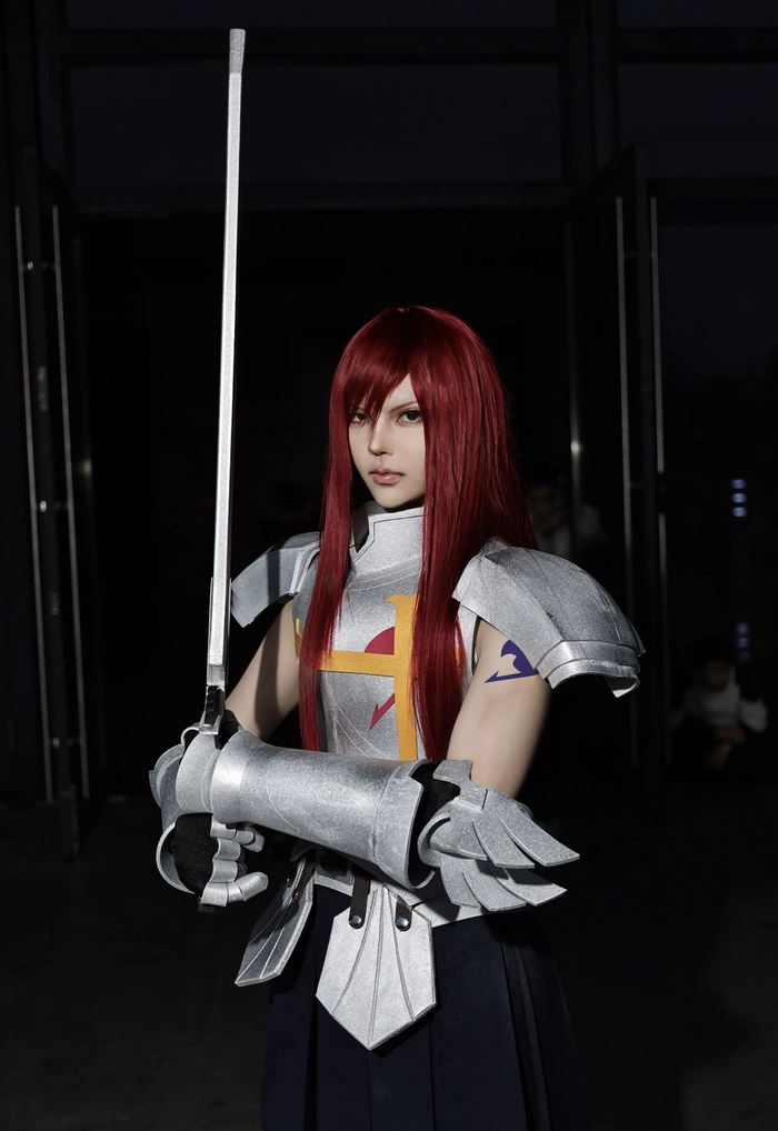 cosplay erza phong cách đơn giản dễ nhận ra