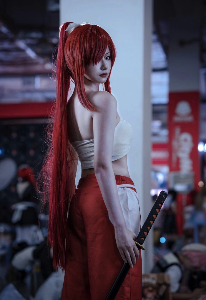cosplay erza với giáp nổi bật rõ nét