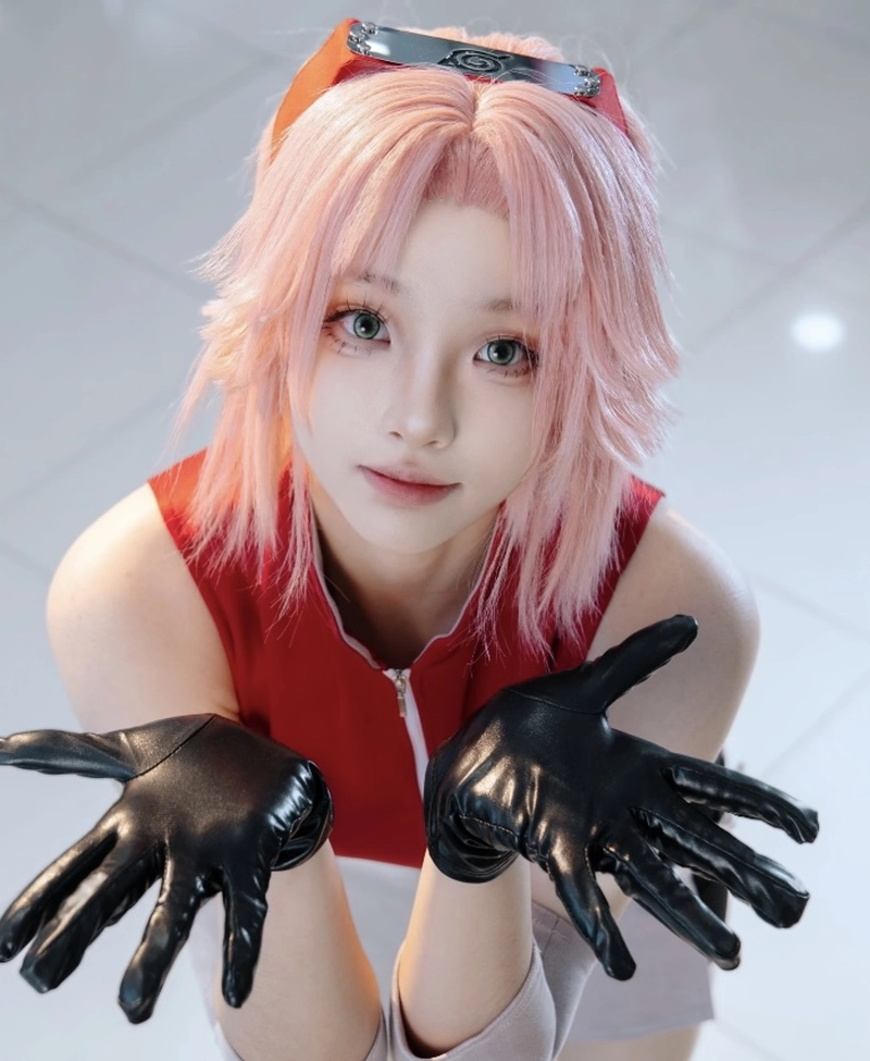 cosplay sakura với biểu cảm nhẹ nhàng