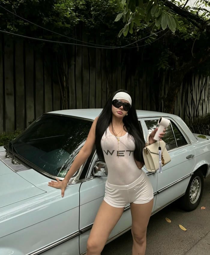 hình ảnh Xuân Ca sexy đứng bên ô tô
