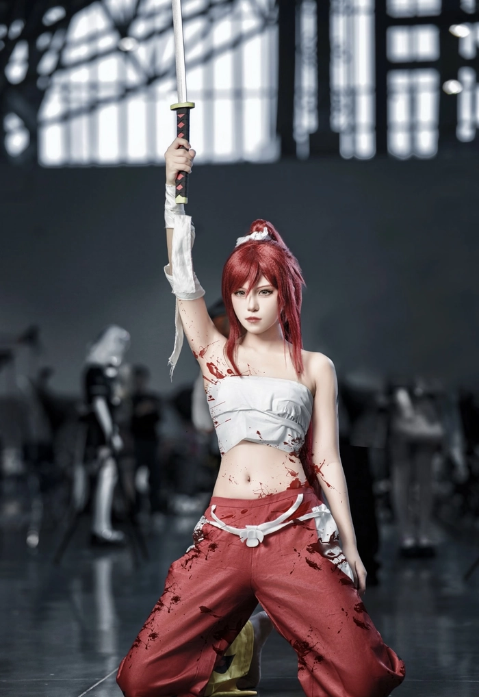 hình cosplay erza đứng trước nền sáng