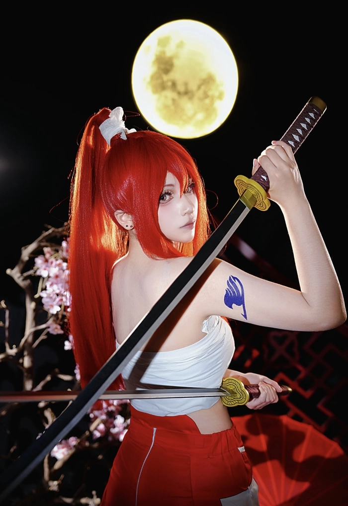 hình cosplay erza ngoài trời ánh sáng ổn định