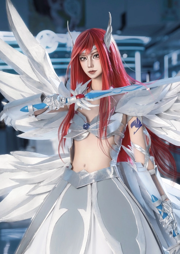 hình cosplay erza trong bối cảnh rộng