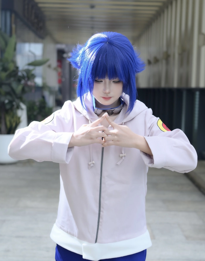 hình cosplay hinata đứng trước nền sáng