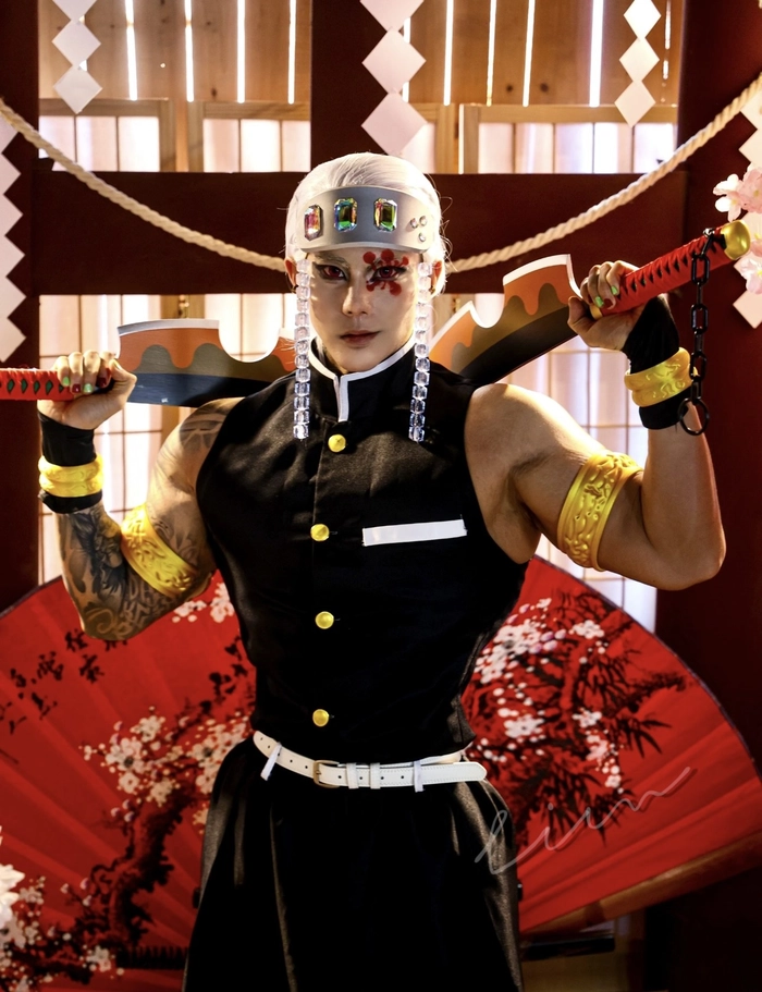 hình cosplay kimetsu no yaiba đứng trong khung cảnh