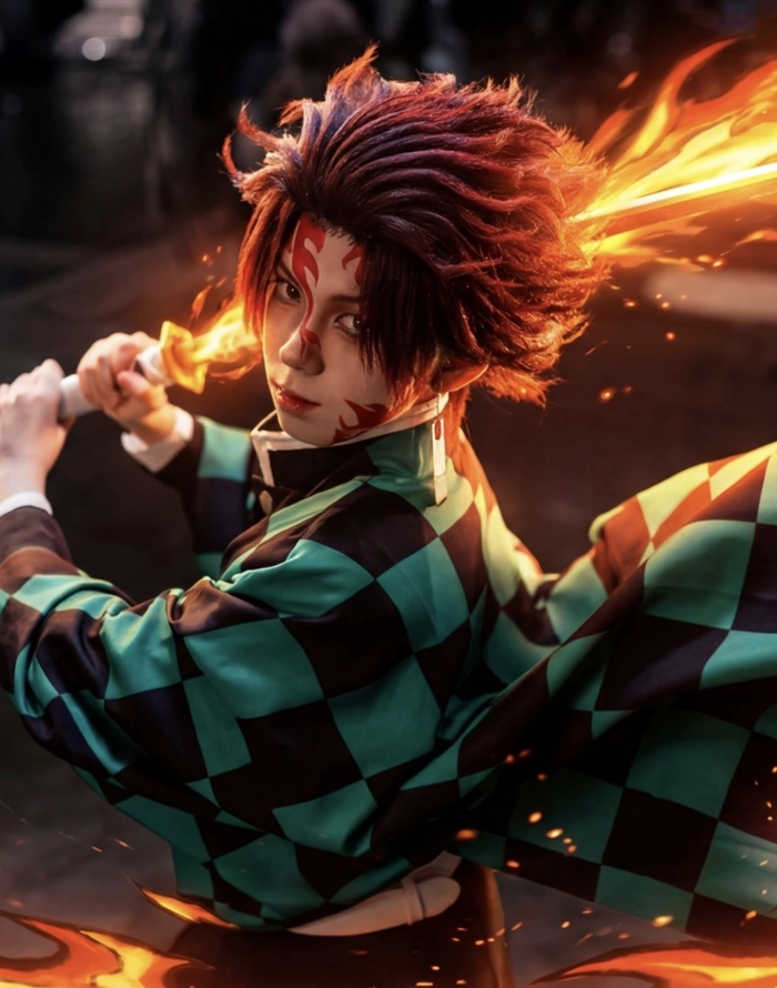 hình cosplay kimetsu no yaiba đứng trước nền sáng