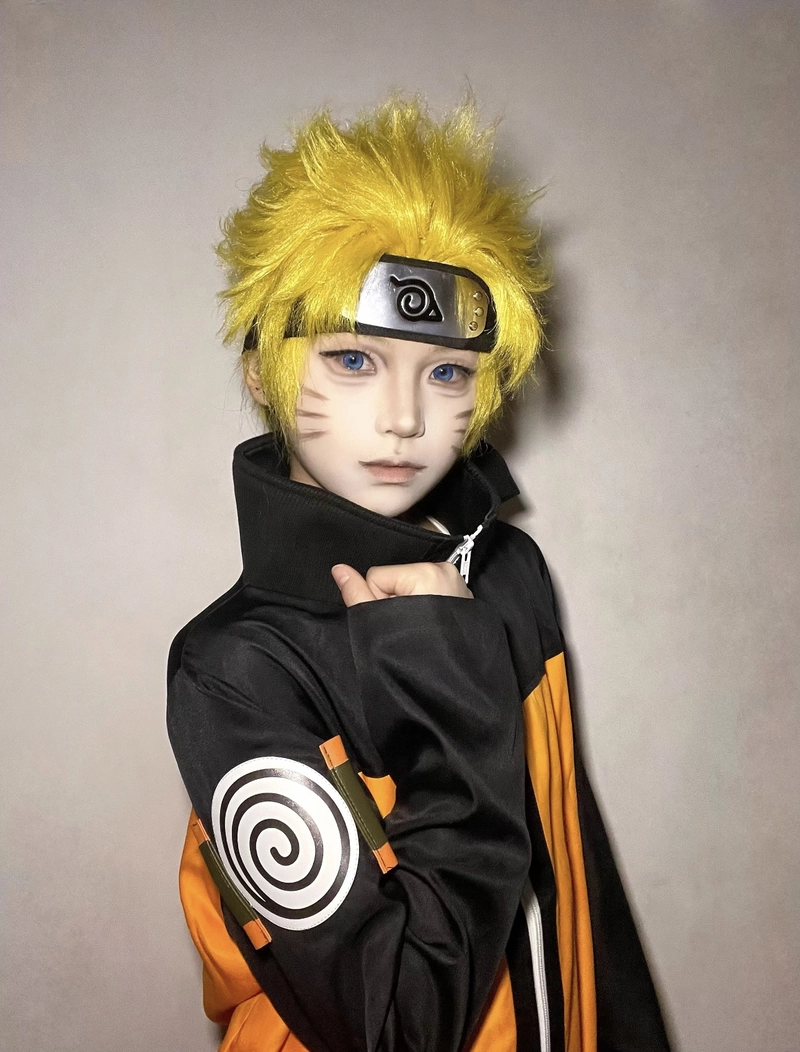 hình cosplay naruto trước nền sáng rõ