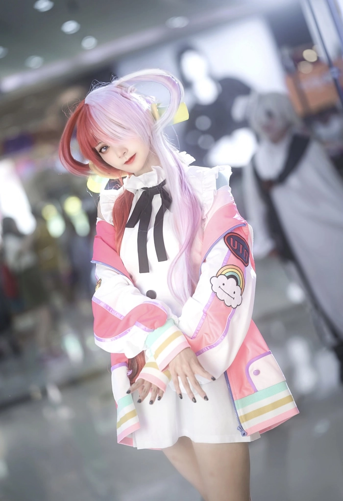 hình cosplay one piece đứng một mình ngoài trời