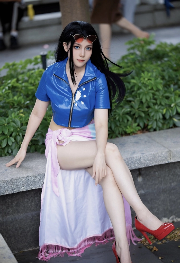 hình cosplay one piece đứng trước nền sáng